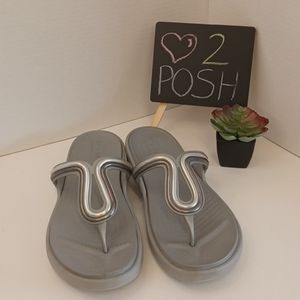 Crocs Silver Flip Flops Sandals Womens Sz 9